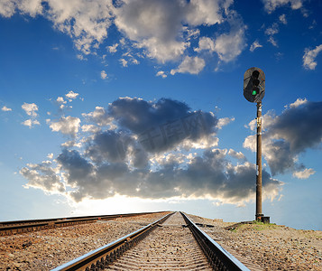 远距离通勤摄影照片_留下很远的铁路