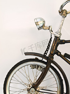 白色背景下孤立的铁制自行车模型前轮