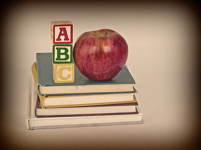 棕褐色风格儿童读物上的 ABC 积木和苹果