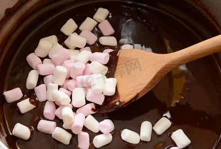 将迷你棉花糖搅拌到融化的巧克力中