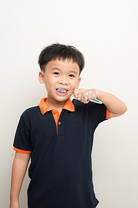 刷牙的小男孩摄影照片_英俊的小男孩刷牙