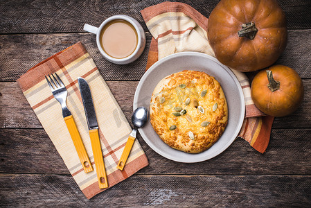 秋天扁平摄影照片_乡村风格的咖啡配面包和南瓜