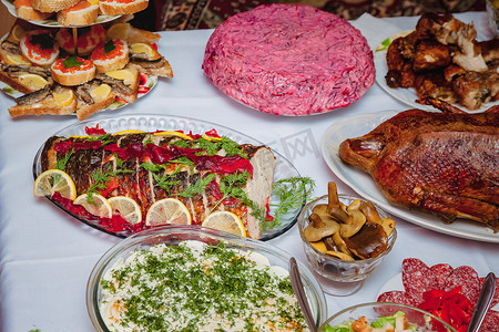装饰虾摄影照片_节日家庭餐桌、小吃、鸭肉、梭子鱼、沙拉、奶酪、开胃菜