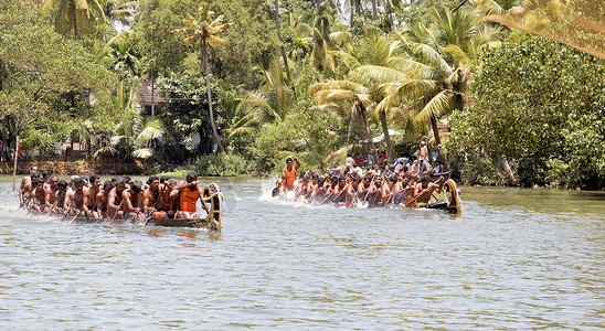 蛇年模板摄影照片_喀拉拉邦蛇船在比赛中并驾齐驱编辑