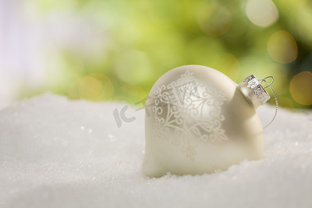 抽象背景下雪地上的白色圣诞装饰品