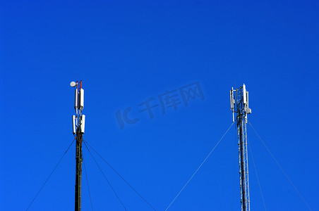 “蓝天上的两个蜂窝发射器，在乌克兰基辅”