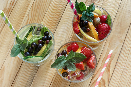 自制夏季清爽的水果和浆果鸡尾酒。