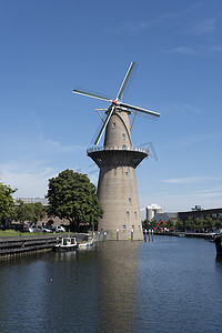 荷兰发电风车摄影照片_“荷兰斯希丹 Nolet 磨坊，世界上最高的风车。它为附近的酿酒厂发电”