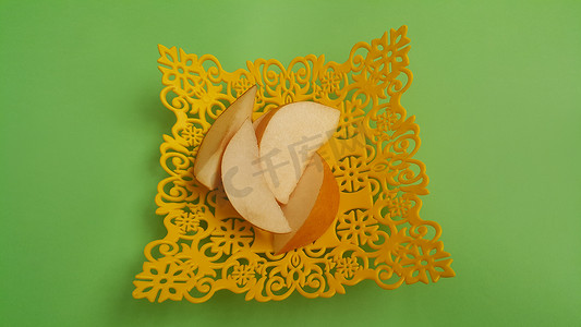 雕刻工艺摄影照片_放置在塑料黄色 changair 中的苹果片的特写视图