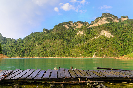 山脉和河流。