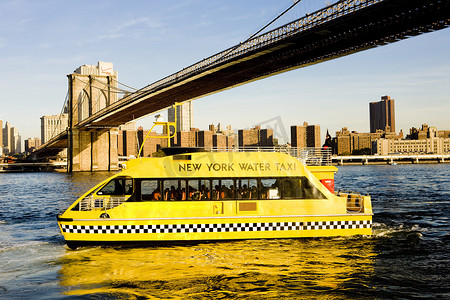“美国纽约市曼哈顿布鲁克林大桥下的渡轮”