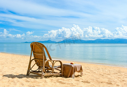 海边活动摄影照片_海边沙滩上的椅子