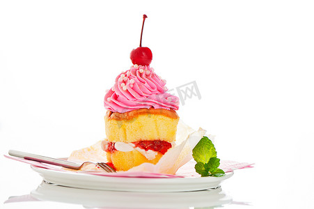 烫金金粉渲染摄影照片_两层纸杯蛋糕，粉红色和白色奶油和金粉