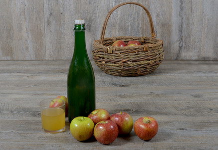 苹果篮和一瓶苹果酒。