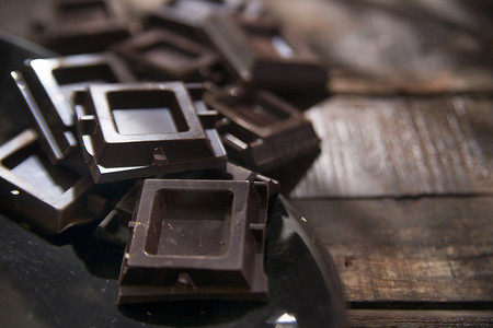 黑糖姜母茶摄影照片_黑巧克力块