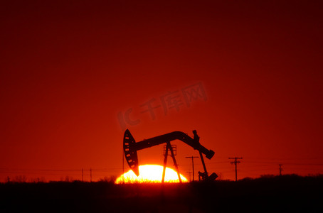日落时萨斯喀彻温油田的油泵