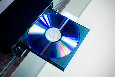 数据弹出摄影照片_光盘插入 DVD 或 CD 播放器
