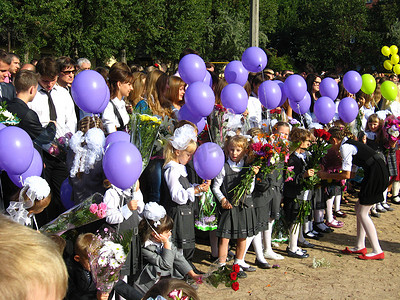 孩子们在 9 月 1 日的假期里拿着鲜花和气球