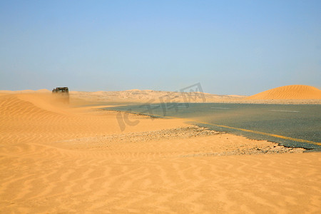 风沙吹散摄影照片_风沙路上的汽车