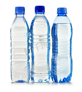 塑料瓶矿泉水隔离在白色