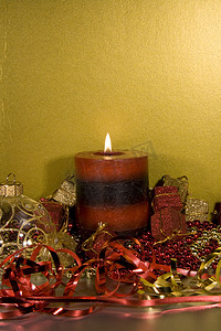 精简背景摄影照片_点燃蜡烛的圣诞装饰品