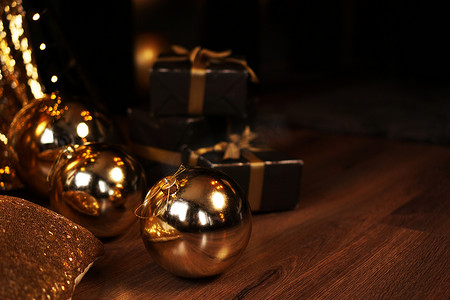 黑色礼盒，带金色丝带和黑色大金新年球