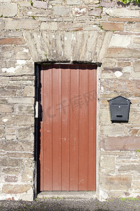 棕色木门口和邮箱