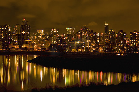 “温哥华，不列颠哥伦比亚省的夜间倒影”