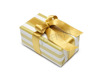 金色缎带缎带摄影照片_金色双色调礼品盒，金色缎带和蝴蝶结隔离在白色背景上。