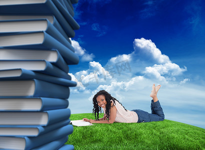 合成图像：一位女士躺在地板上，面前拿着一本杂志，对着镜头微笑