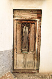 阿尔特亚的旧木门粉刷成白色的立面