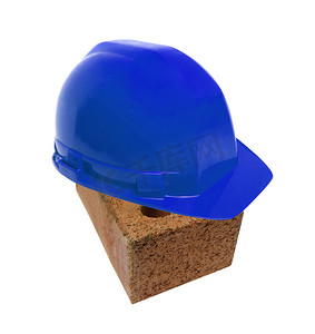红色砖头摄影照片_砖头上的蓝色头盔
