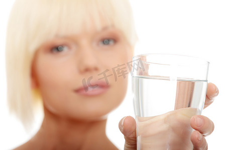 女人喝水