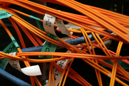 光纤和 CAT6 电缆