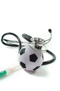 游戏注射器摄影照片_有橄榄球和注射器的听诊器