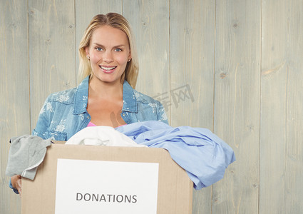捐款箱摄影照片_拿着捐款箱微笑的女人