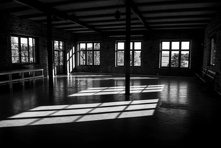 窗户阴影摄影照片_从窗户投射到地板上的影子