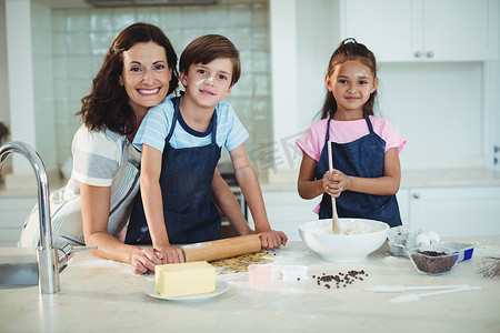 母亲和孩子们在厨房准备饼干