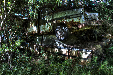 旧汽车墓地的汽车 HDR 图片