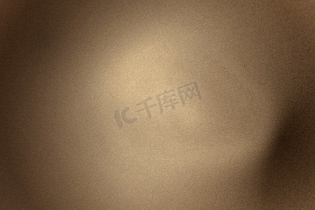 暗室棕色波浪金属面板上的光，抽象纹理背景