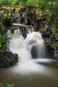 沙巴州摄影照片_斗湖山公园的瀑布