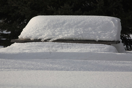 野餐桌上积着大雪