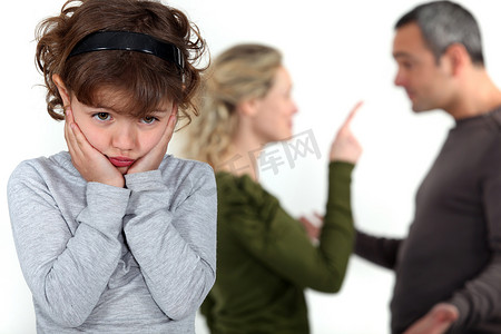 可爱的小女孩因父母的争吵而苦恼