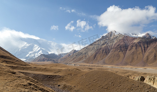 首脑摄影照片_吉尔吉斯斯坦南部的山地景观