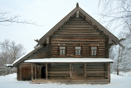 俄罗斯农民的房子在冬天