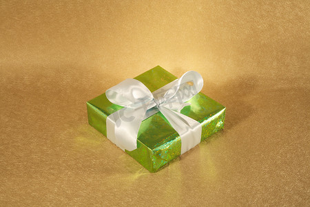 带白色蝴蝶结的亮绿色礼盒
