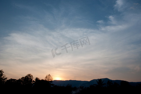 落山的太阳摄影照片_太阳落山与蓝天