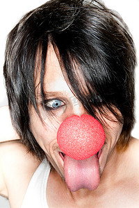 红色的舌头摄影照片_伸出舌头的时装模特小丑