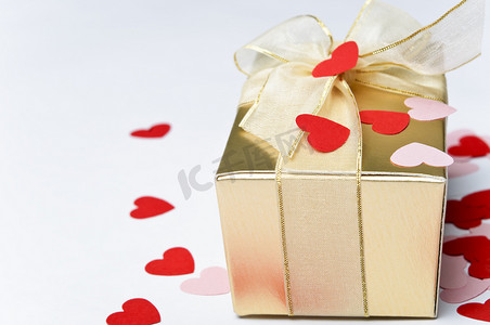 粉色心形礼物盒摄影照片_情人节心和礼品盒