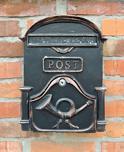 邮筒logo摄影照片_在砖墙上的黑邮箱